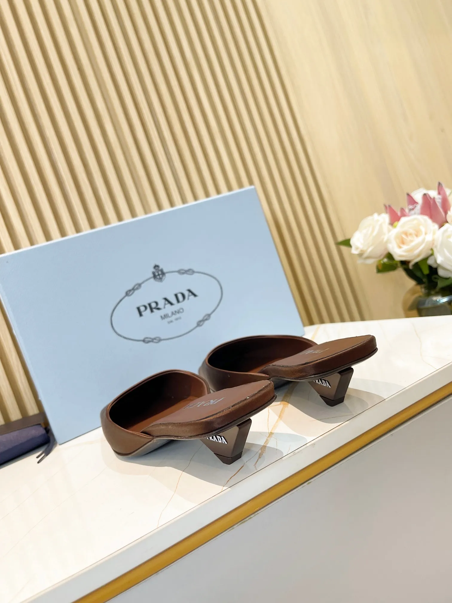 👟👟Ex-factory price 540👟👟 🐳Prada〰️2024 new style🆕Triangle logo🔺Top version of triangular heel square toe Mule slippers ✔️Material and craftsmanship: ✔️Upper: imported silk satin ✔️Inner lining: original sheepskin lining ✔️🇮🇹Imported leather outsole ✔️Size: 35-39 (custom size 40 is non-returnable)